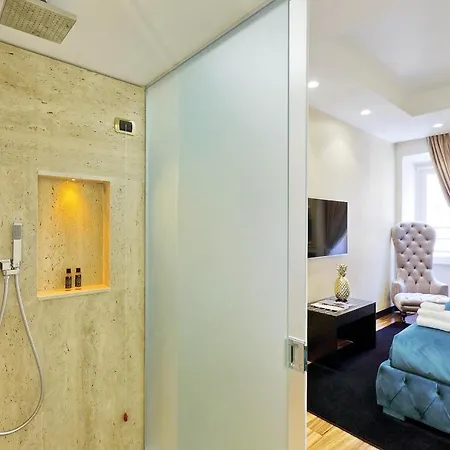 Spanish Hills Collection Luxury & Jacuzzi بيت ضيافة 4*